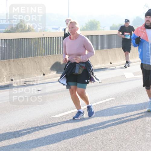 03.10.2025 - Köhlbrandbrückenlauf Lena Gebhardt http://msf.ph/oto/9047526 03.10.2025 09:29:30 Position 1  meine-sportfotos.de