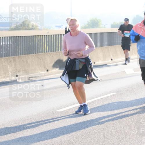 03.10.2025 - Köhlbrandbrückenlauf Lena Gebhardt http://msf.ph/oto/9047529 03.10.2025 09:29:30 Position 1  meine-sportfotos.de