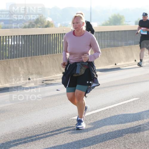 03.10.2025 - Köhlbrandbrückenlauf Lena Gebhardt http://msf.ph/oto/9047531 03.10.2025 09:29:31 Position 1  meine-sportfotos.de
