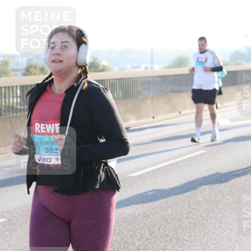 03.10.2025 - Köhlbrandbrückenlauf Lena Gebhardt http://msf.ph/oto/9047603 03.10.2025 09:29:38 Position 1 3822 meine-sportfotos.de