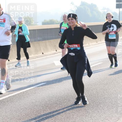 03.10.2025 - Köhlbrandbrückenlauf Lena Gebhardt http://msf.ph/oto/9047615 03.10.2025 09:29:40 Position 1 2619 meine-sportfotos.de