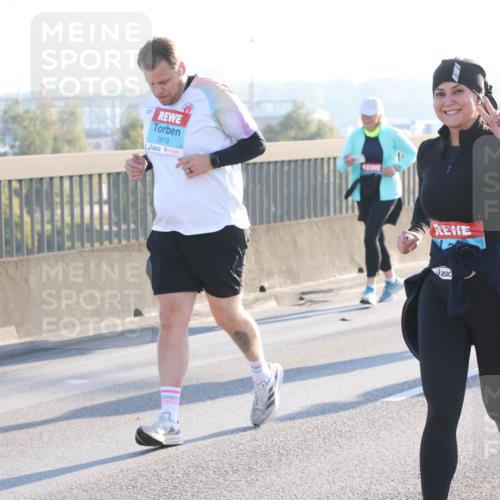 03.10.2025 - Köhlbrandbrückenlauf Lena Gebhardt http://msf.ph/oto/9047641 03.10.2025 09:29:41 Position 1 2619 meine-sportfotos.de