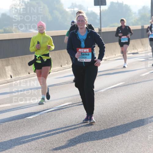 03.10.2025 - Köhlbrandbrückenlauf Lena Gebhardt http://msf.ph/oto/9047690 03.10.2025 09:29:46 Position 1 2428 meine-sportfotos.de