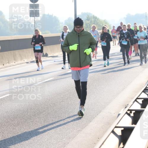 03.10.2025 - Köhlbrandbrückenlauf Lena Gebhardt http://msf.ph/oto/9047705 03.10.2025 09:29:48 Position 1 2428 meine-sportfotos.de