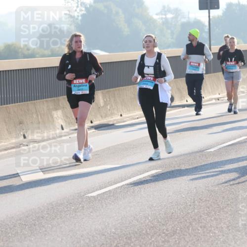 03.10.2025 - Köhlbrandbrückenlauf Lena Gebhardt http://msf.ph/oto/9047734 03.10.2025 09:29:52 Position 1 2860, 2859, 2926 meine-sportfotos.de