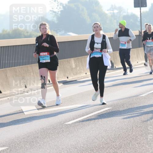 03.10.2025 - Köhlbrandbrückenlauf Lena Gebhardt http://msf.ph/oto/9047740 03.10.2025 09:29:52 Position 1 2860, 2926 meine-sportfotos.de