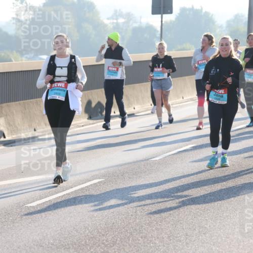 03.10.2025 - Köhlbrandbrückenlauf Lena Gebhardt http://msf.ph/oto/9047749 03.10.2025 09:29:53 Position 1 2860, 2859, 2926, 2928 meine-sportfotos.de