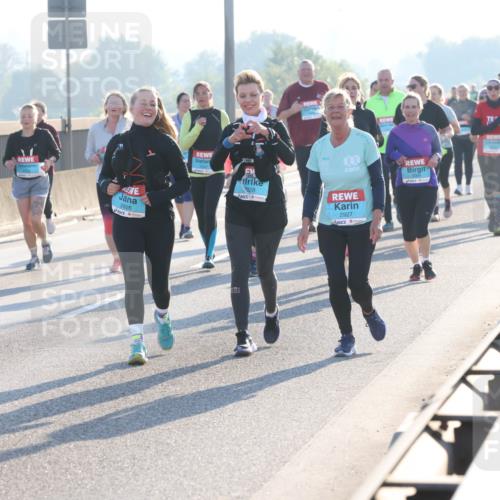 03.10.2025 - Köhlbrandbrückenlauf Lena Gebhardt http://msf.ph/oto/9047755 03.10.2025 09:29:54 Position 1 2926, 928, 2927 meine-sportfotos.de