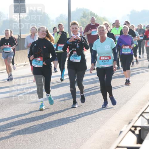 03.10.2025 - Köhlbrandbrückenlauf Lena Gebhardt http://msf.ph/oto/9047758 03.10.2025 09:29:54 Position 1 2926, 928, 2927 meine-sportfotos.de