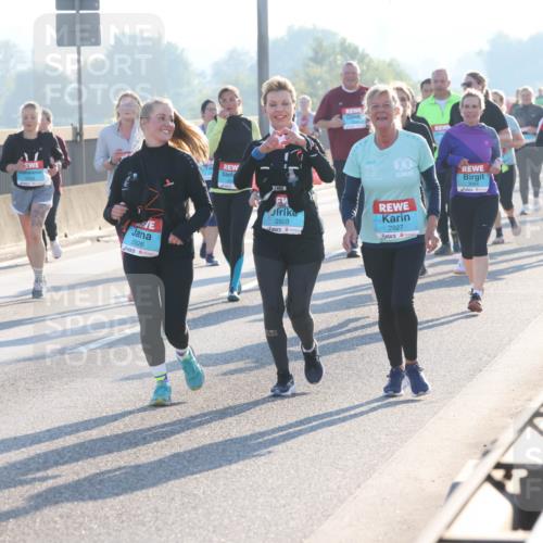 03.10.2025 - Köhlbrandbrückenlauf Lena Gebhardt http://msf.ph/oto/9047759 03.10.2025 09:29:54 Position 1 1729, 2926, 2928, 2927 meine-sportfotos.de
