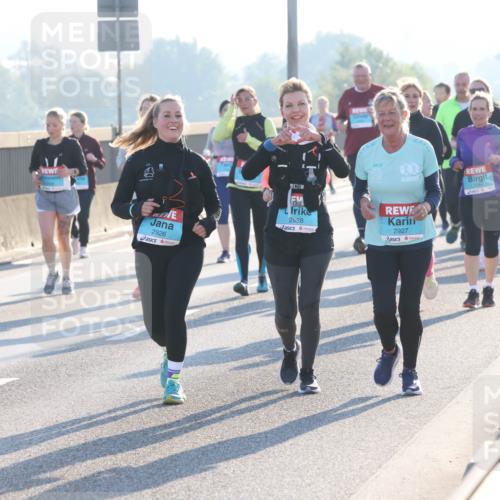 03.10.2025 - Köhlbrandbrückenlauf Lena Gebhardt http://msf.ph/oto/9047763 03.10.2025 09:29:54 Position 1 2926, 2528, 2927 meine-sportfotos.de