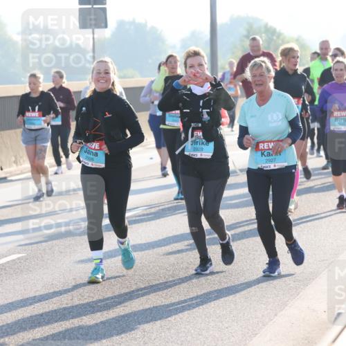 03.10.2025 - Köhlbrandbrückenlauf Lena Gebhardt http://msf.ph/oto/9047767 03.10.2025 09:29:55 Position 1 2926, 2928, 2927 meine-sportfotos.de
