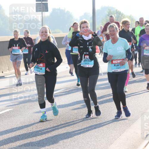 03.10.2025 - Köhlbrandbrückenlauf Lena Gebhardt http://msf.ph/oto/9047770 03.10.2025 09:29:55 Position 1 2926, 2928, 2927 meine-sportfotos.de