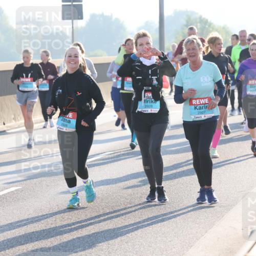 03.10.2025 - Köhlbrandbrückenlauf Lena Gebhardt http://msf.ph/oto/9047773 03.10.2025 09:29:55 Position 1 2926, 2928, 2927 meine-sportfotos.de
