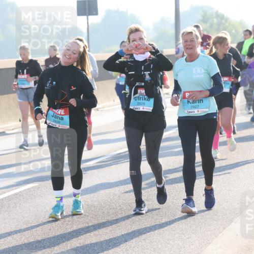 03.10.2025 - Köhlbrandbrückenlauf Lena Gebhardt http://msf.ph/oto/9047779 03.10.2025 09:29:55 Position 1 2926, 2928, 2927 meine-sportfotos.de