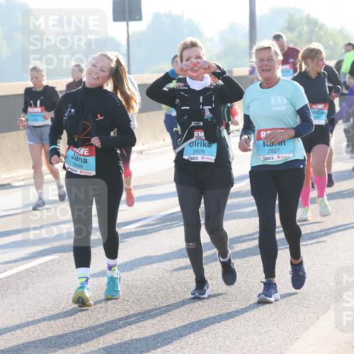 03.10.2025 - Köhlbrandbrückenlauf Lena Gebhardt http://msf.ph/oto/9047782 03.10.2025 09:29:55 Position 1 2926, 2928, 2927 meine-sportfotos.de