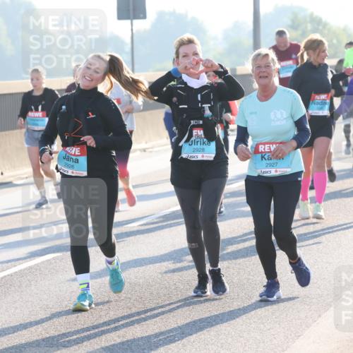 03.10.2025 - Köhlbrandbrückenlauf Lena Gebhardt http://msf.ph/oto/9047787 03.10.2025 09:29:55 Position 1 2926, 2928, 2927 meine-sportfotos.de
