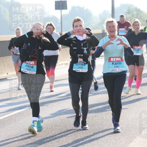 03.10.2025 - Köhlbrandbrückenlauf Lena Gebhardt http://msf.ph/oto/9047790 03.10.2025 09:29:56 Position 1 2926, 2928, 2927 meine-sportfotos.de