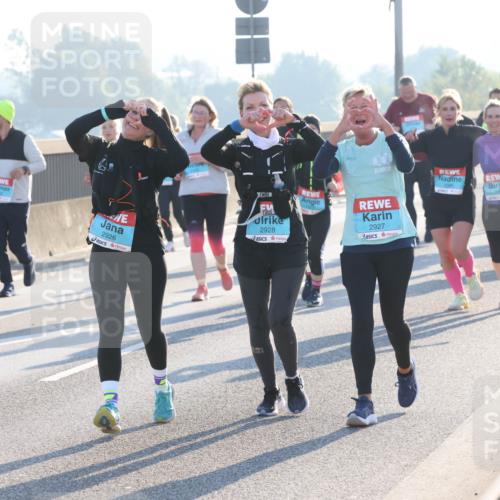 03.10.2025 - Köhlbrandbrückenlauf Lena Gebhardt http://msf.ph/oto/9047792 03.10.2025 09:29:56 Position 1 2926, 2928, 2927 meine-sportfotos.de