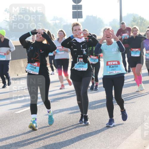 03.10.2025 - Köhlbrandbrückenlauf Lena Gebhardt http://msf.ph/oto/9047794 03.10.2025 09:29:56 Position 1 2926, 2928, 2927 meine-sportfotos.de