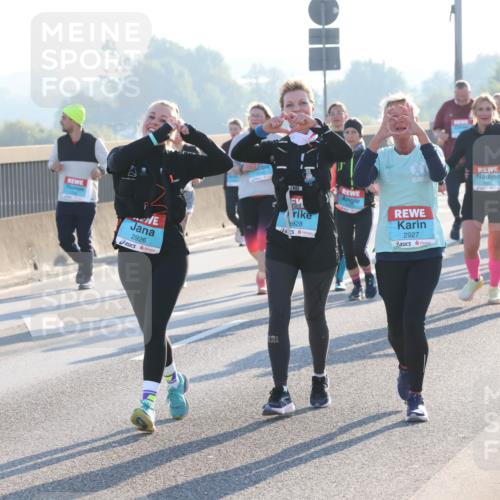 03.10.2025 - Köhlbrandbrückenlauf Lena Gebhardt http://msf.ph/oto/9047797 03.10.2025 09:29:56 Position 1 928, 2926, 2927 meine-sportfotos.de