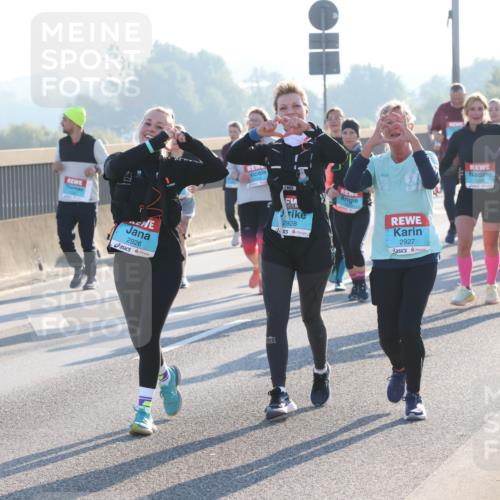 03.10.2025 - Köhlbrandbrückenlauf Lena Gebhardt http://msf.ph/oto/9047799 03.10.2025 09:29:56 Position 1 2926, 2928, 2927 meine-sportfotos.de