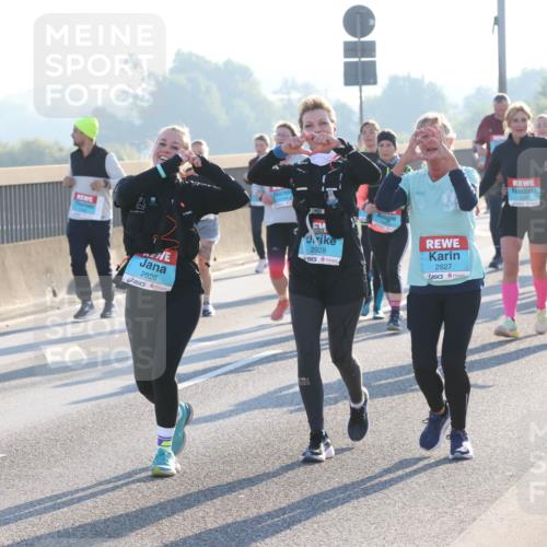 03.10.2025 - Köhlbrandbrückenlauf Lena Gebhardt http://msf.ph/oto/9047802 03.10.2025 09:29:56 Position 1 2926, 2928, 2927 meine-sportfotos.de