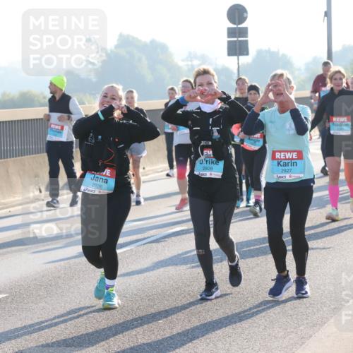 03.10.2025 - Köhlbrandbrückenlauf Lena Gebhardt http://msf.ph/oto/9047804 03.10.2025 09:29:57 Position 1 2926, 2928, 2927 meine-sportfotos.de