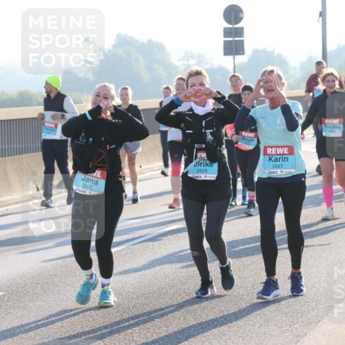 03.10.2025 - Köhlbrandbrückenlauf Lena Gebhardt http://msf.ph/oto/9047806 03.10.2025 09:29:57 Position 1 2926, 2928, 2927 meine-sportfotos.de