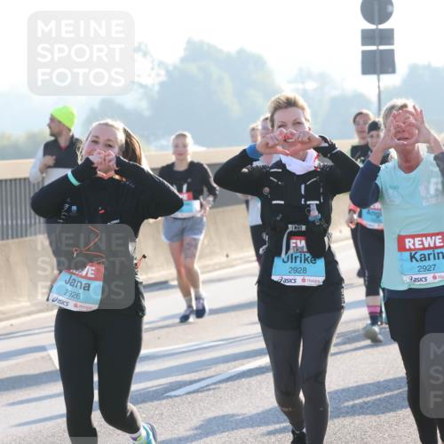 03.10.2025 - Köhlbrandbrückenlauf Lena Gebhardt http://msf.ph/oto/9047808 03.10.2025 09:29:57 Position 1 2926, 2928, 2927 meine-sportfotos.de