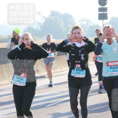 03.10.2025 - Köhlbrandbrückenlauf Lena Gebhardt http://msf.ph/oto/9047810 03.10.2025 09:29:57 Position 1 2926, 2928, 2927 meine-sportfotos.de