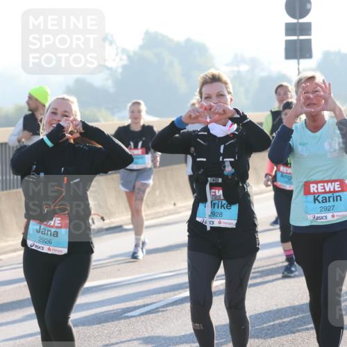 03.10.2025 - Köhlbrandbrückenlauf Lena Gebhardt http://msf.ph/oto/9047813 03.10.2025 09:29:57 Position 1 2926, 2928, 2927 meine-sportfotos.de