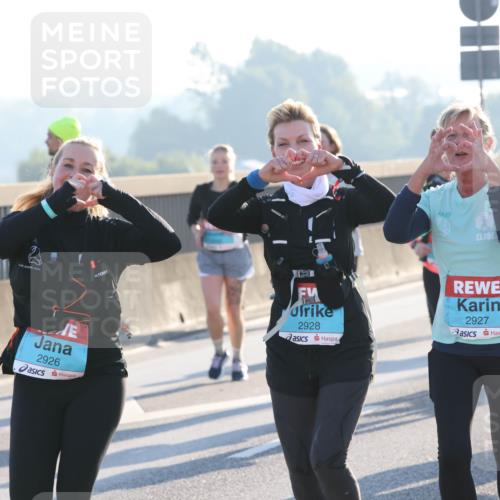 03.10.2025 - Köhlbrandbrückenlauf Lena Gebhardt http://msf.ph/oto/9047817 03.10.2025 09:29:57 Position 1 2926, 2928, 2927 meine-sportfotos.de