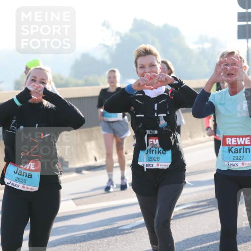 03.10.2025 - Köhlbrandbrückenlauf Lena Gebhardt http://msf.ph/oto/9047818 03.10.2025 09:29:57 Position 1 2926, 2928, 2927 meine-sportfotos.de