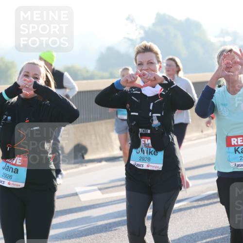 03.10.2025 - Köhlbrandbrückenlauf Lena Gebhardt http://msf.ph/oto/9047821 03.10.2025 09:29:58 Position 1 2926, 2928, 2927 meine-sportfotos.de