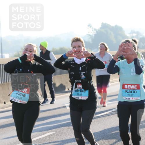 03.10.2025 - Köhlbrandbrückenlauf Lena Gebhardt http://msf.ph/oto/9047822 03.10.2025 09:29:58 Position 1 2926, 2928, 2927 meine-sportfotos.de