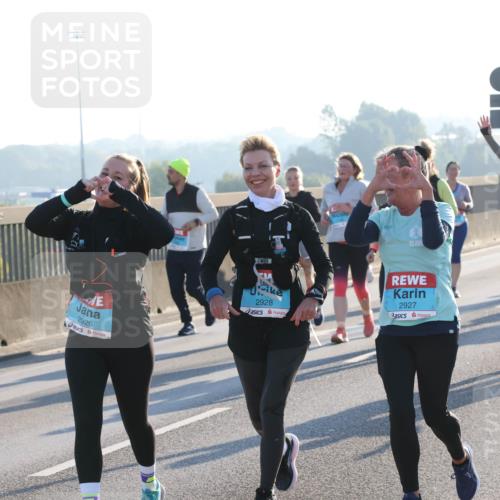 03.10.2025 - Köhlbrandbrückenlauf Lena Gebhardt http://msf.ph/oto/9047825 03.10.2025 09:29:58 Position 1 2926, 2928, 2927 meine-sportfotos.de