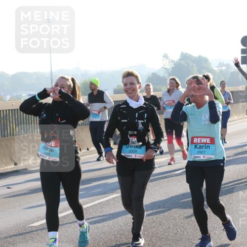 03.10.2025 - Köhlbrandbrückenlauf Lena Gebhardt http://msf.ph/oto/9047827 03.10.2025 09:29:58 Position 1 2926, 2928, 2927 meine-sportfotos.de