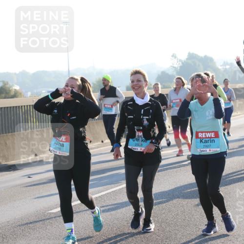 03.10.2025 - Köhlbrandbrückenlauf Lena Gebhardt http://msf.ph/oto/9047829 03.10.2025 09:29:58 Position 1 2926, 2928, 2927 meine-sportfotos.de