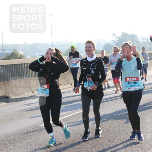03.10.2025 - Köhlbrandbrückenlauf Lena Gebhardt http://msf.ph/oto/9047832 03.10.2025 09:29:58 Position 1 2926, 928, 2927 meine-sportfotos.de