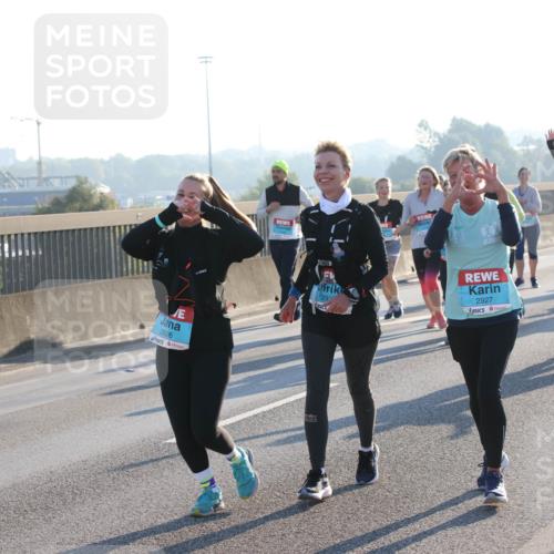 03.10.2025 - Köhlbrandbrückenlauf Lena Gebhardt http://msf.ph/oto/9047835 03.10.2025 09:29:58 Position 1 2926, 292, 2927 meine-sportfotos.de