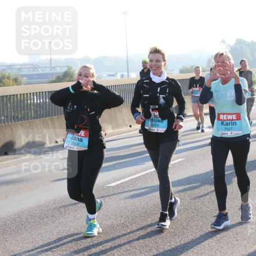 03.10.2025 - Köhlbrandbrückenlauf Lena Gebhardt http://msf.ph/oto/9047838 03.10.2025 09:29:59 Position 1 2926, 2928, 2927 meine-sportfotos.de