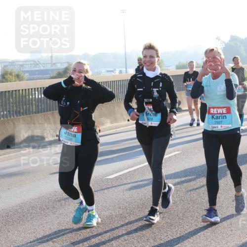 03.10.2025 - Köhlbrandbrückenlauf Lena Gebhardt http://msf.ph/oto/9047840 03.10.2025 09:29:59 Position 1 2926, 928, 2927 meine-sportfotos.de