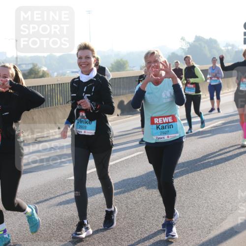 03.10.2025 - Köhlbrandbrückenlauf Lena Gebhardt http://msf.ph/oto/9047843 03.10.2025 09:29:59 Position 1 2926, 2928, 2927 meine-sportfotos.de