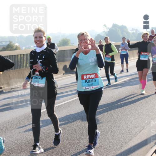 03.10.2025 - Köhlbrandbrückenlauf Lena Gebhardt http://msf.ph/oto/9047844 03.10.2025 09:29:59 Position 1 2926, 2928, 2927 meine-sportfotos.de