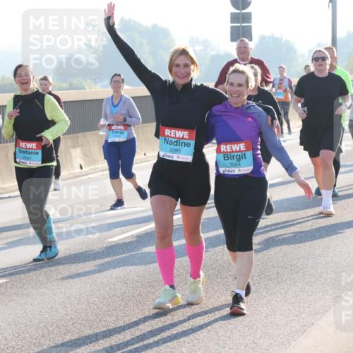 03.10.2025 - Köhlbrandbrückenlauf Lena Gebhardt http://msf.ph/oto/9047852 03.10.2025 09:30:00 Position 1 2558, 2199, 2547, 3095, 3094, 2565 meine-sportfotos.de