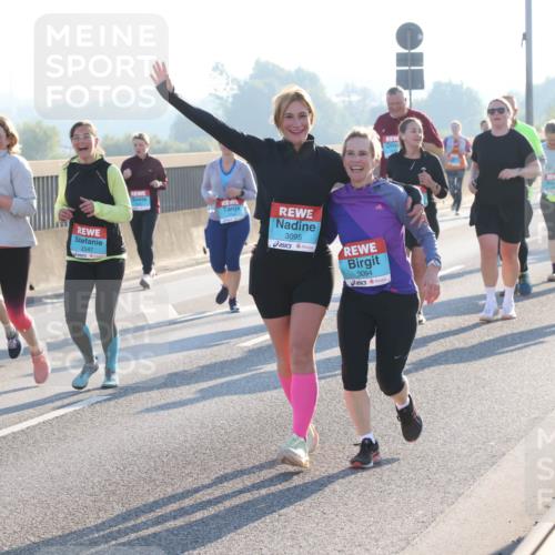 03.10.2025 - Köhlbrandbrückenlauf Lena Gebhardt http://msf.ph/oto/9047857 03.10.2025 09:30:00 Position 1 2199, 2547, 3095, 3094 meine-sportfotos.de