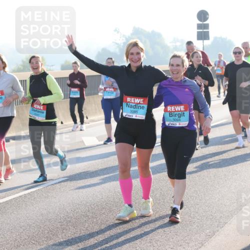 03.10.2025 - Köhlbrandbrückenlauf Lena Gebhardt http://msf.ph/oto/9047861 03.10.2025 09:30:01 Position 1 2199, 2547, 3095, 3094 meine-sportfotos.de