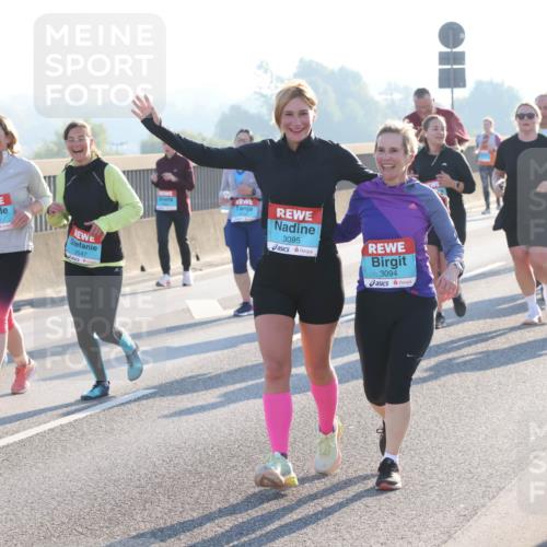 03.10.2025 - Köhlbrandbrückenlauf Lena Gebhardt http://msf.ph/oto/9047864 03.10.2025 09:30:01 Position 1 2199, 2547, 3095, 3094 meine-sportfotos.de