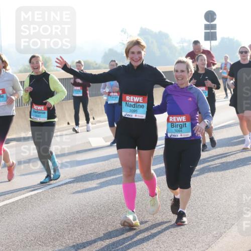 03.10.2025 - Köhlbrandbrückenlauf Lena Gebhardt http://msf.ph/oto/9047867 03.10.2025 09:30:01 Position 1 2199, 2547, 3095, 3094 meine-sportfotos.de